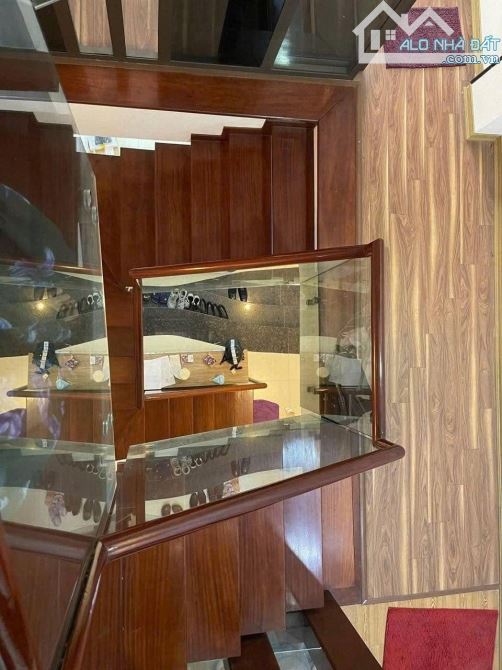 Cho thuê nhà nguyên căn mới full nội thất ngõ 89 Lạc Long Quân. DT 70m x 5,5t, mt 5m. 20tr