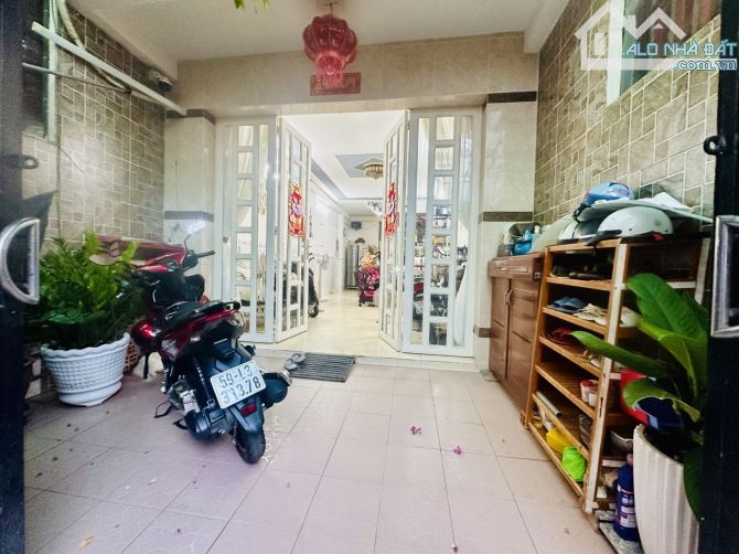 Bán nhà hẻm hơi Âu Dương Lân Quận 8, 60m2, 2 tầng, 3PN,