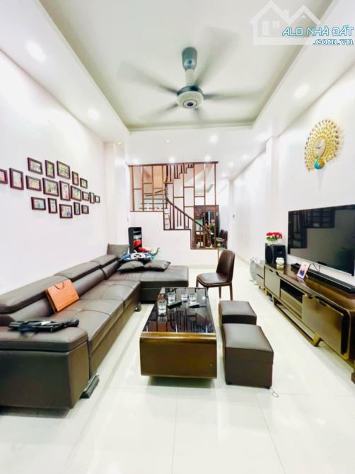 Bán nhà ngõ 175 Lạc Long Quân - DT 50m2 - mặt tiền 3,6m - giá chào 9 tỷ quận Cầu Giấy