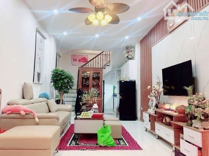 BÁN NHÀ 38M2 HÀNG XÓM VINHOMES RIVERSIDE 5 TẦNG LÔ GÓC NHỈNH 5 TỶ HIẾMMM