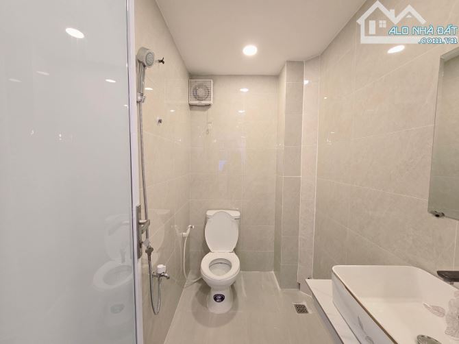 SIÊU HIẾM, Q3 - SAU LƯNG MẶT TIỀN NGUYỄN THỊ MINH KHAI - NGUYỄN THIỆN THUẬT - 5 TẦNG - 11