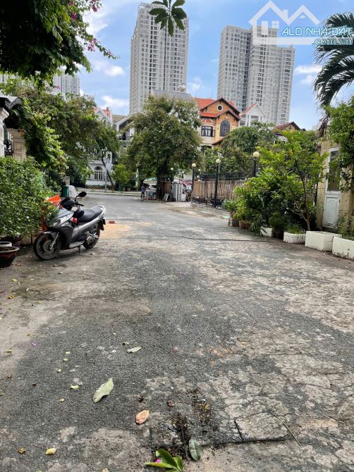 Bán Đất Thảo Điền Thủ Đức. cách Nguyễn Văn Hường 80m Góc 2MT 18m x 21m= 366m, đ12m - 1