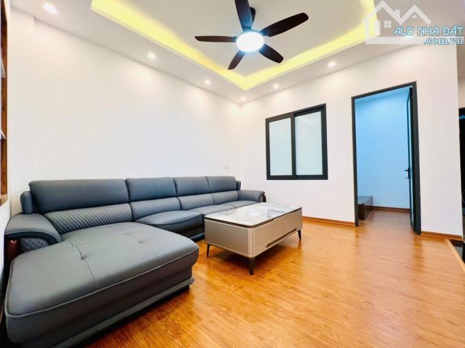 Tập thể Nguyễn Lương Bằng, 70m2, 3 phòng ngủ, lô góc, ô tô đỗ cầu thang, nhỉnh 4 tỷ - 1