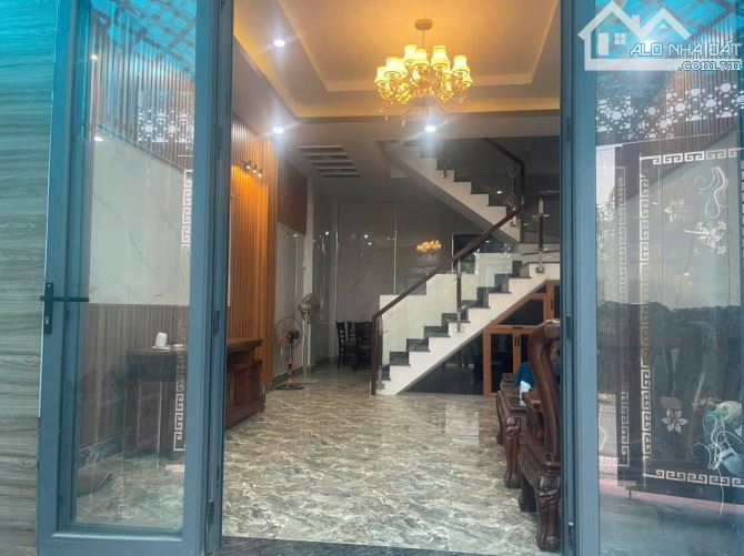 Bán nhà 1 trệt 3 lầu, hẻm xe hơi, gần chợ Long Trường giá nhỉnh 5 tỷ - 1