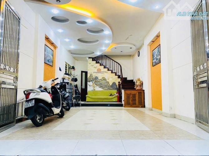 Bán nhà Gần Ngã Tư Sở Ô Tô Vào Nhà 10m Ra Phố 44m2 5 Tầng 4M Mặt tiền Chỉ 11 Tỷ - 1