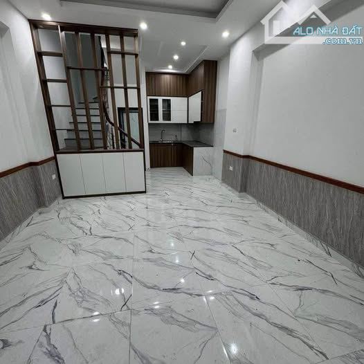 NHÀ ĐẸP LẠC LONG QUÂN - 30m2 - 7.86TỶ - Ô TÔ - NGÕ THÔNG - 2