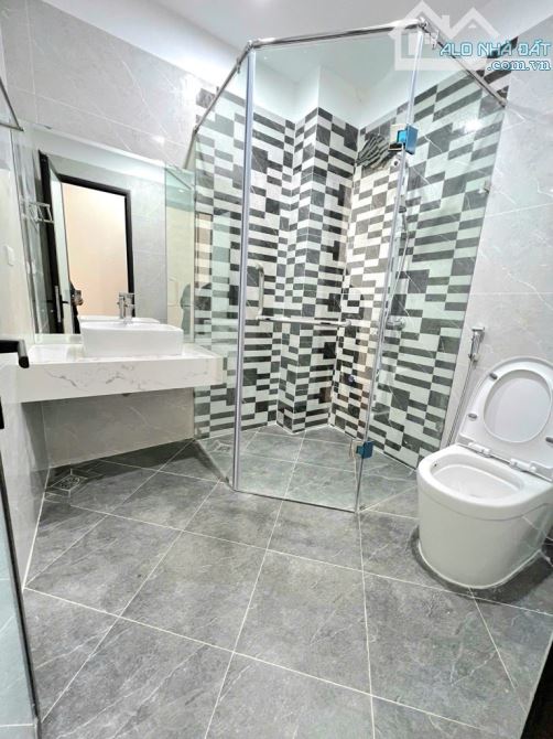 HIẾM! NHÀ KIM GIANG 7 TẦNG THANG MÁY– NGÕ THÔNG RỘNG -DT:40m2 Nhỉnh 8 Tỷ - 5