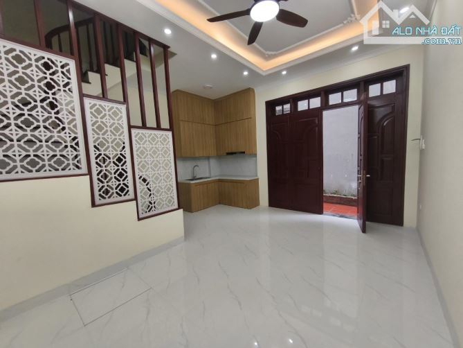 BÁT ĐẤT BÁT KHỐI. LONG BIÊN. NHÀ 5 TẦNG.  30M. MT 6.6. GIÁ NHỈNH 4 TỶ