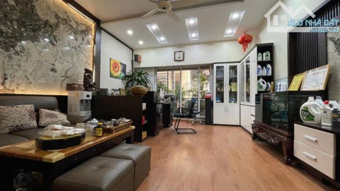 Bán nhà Nguyễn Khang 7 tầng , phân lô oto tránh thông Kinh Doanh , thang máy chạy vù vù