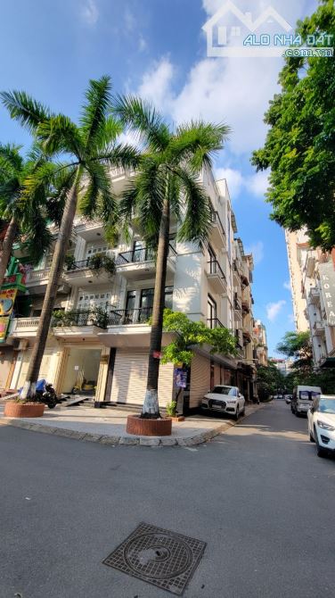 Cho thuê nhà Vũ Phạm Hàm - Cầu Giấy, 80m2 x 5T, lô góc 2MT: 20m. Thông sàn, thang máy,...