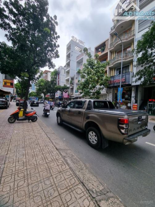 Chính chủ bán nhà mặt tiền đường D5, Bình Thạnh. DT: 4x20m, 4 tầng, giá 21 tỷ