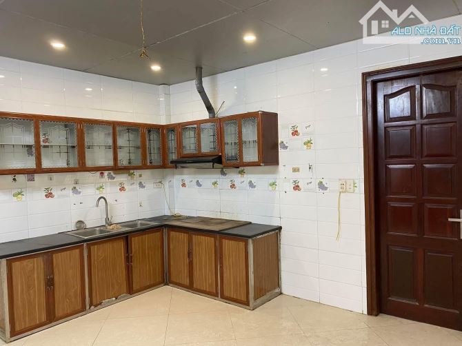 Bán nhà ngõ 135 Đội Cấn, mặt hồ Đầm Tròn, 112m2, 6 tầng, MT 5m, ô tô, 34 tỷ