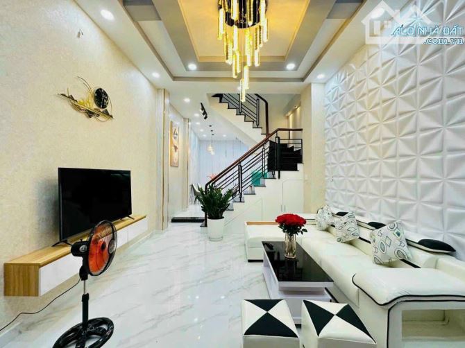 HOT! Nhà phố Nguyên Hồng, phân lô VIP, ô tô vào nhà, 54m², 4 tầng, chỉ 15.4 tỷ!