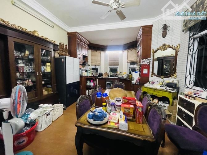 Bán Nhà Đường Lê Văn Việt cạnh VinCom Plaza, Dt 200m2, Ngang 6.7m, Giá Chỉ 14 tỷ