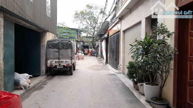 Bán đất có (3 phòng trọ) tại Long Biên. 60m2,mt:4.8m, đường oto tránh, giá:4,5tỷ (75tr/m2)