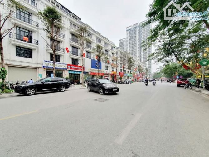 Xuân La , XĐ , Tây Hồ, 80M, 4 Tầng, MT 7M, Giá 19.9 tỷ - Ô Tô Tránh - Thang Máy .