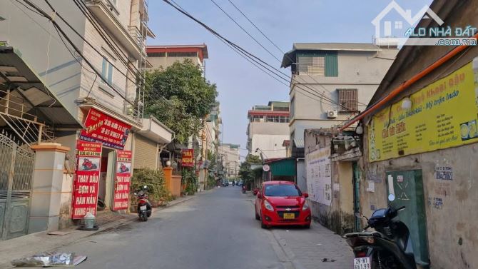 Bán đất có (3 phòng trọ) tại Long Biên. 60m2,mt:4.8m, đường oto tránh, giá:4,5tỷ (75tr/m2)