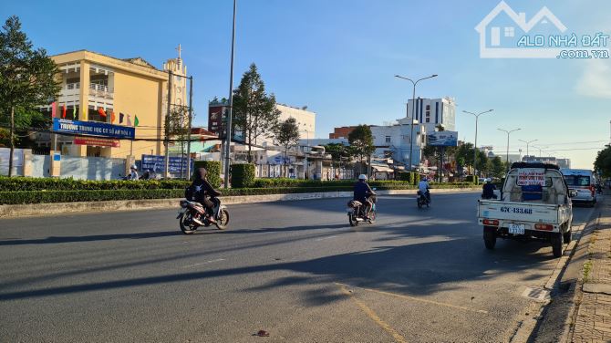 Bán nhà mặt tiền đang cho thuê có thu nhập đường Nguyễn Văn Cừ quận Ninh Kiều, Cần Thơ - 1