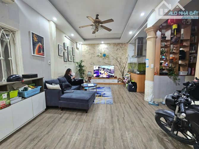 Bán Nhà 4 Tầng lô góc, Vừa Ở Vừa Kinh Doanh Phố Thái Thịnh- Đống Đa. 40m2- MT:5,8m - 1