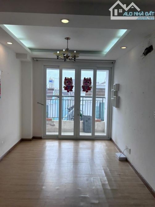 Nhà đẹp ngay An Dương Vương , 50m2 , Có chỗ để xe hơi , 2 ban công , nhỉnh 1 tỷ - 1