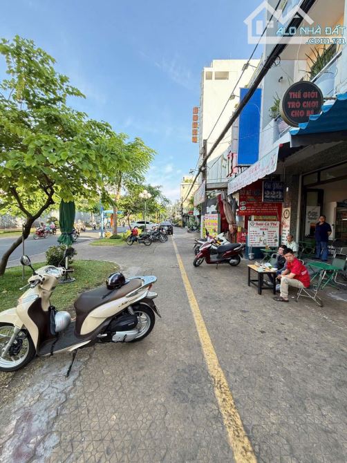 Bán nhà Đồng Đen - Bàu Cát, Tân Bình đoạn đẹp nhất đối diện TT Thương Mại lớn. Giá 165tr/m - 2