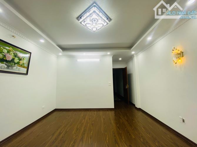 Cô Hằng nhờ bán căn nhà ở Nguyễn Khánh Toàn-Cầu Giấy, gần phố, 55m², 5 tầng, nhỉnh 12 tỷ - 2