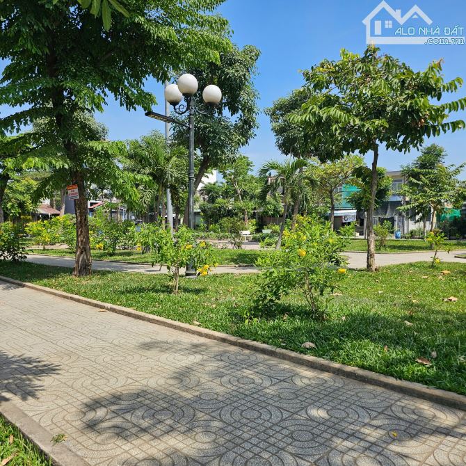 BÁN ĐẤT TẶNG NHÀ CẤP 4._ DT: 90M2.NGANG 5M.KPL ĐƯỜNG 12M.VIEW CÔNG VIÊN - 2