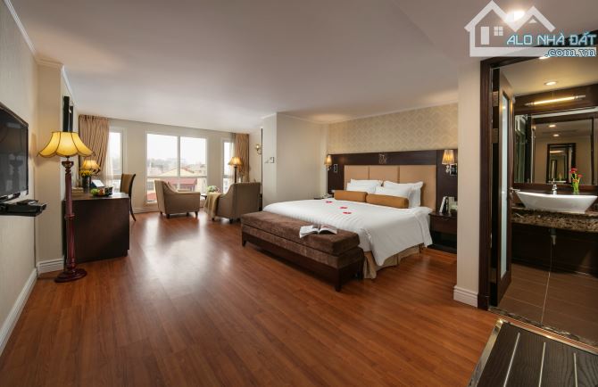 Bán KS Trần Thái Tông, DT 160m2 x 10 tầng, MT 26m, Lô Góc, 4 Ô tô tránh, vỉa hè, Giá 80 tỷ - 2