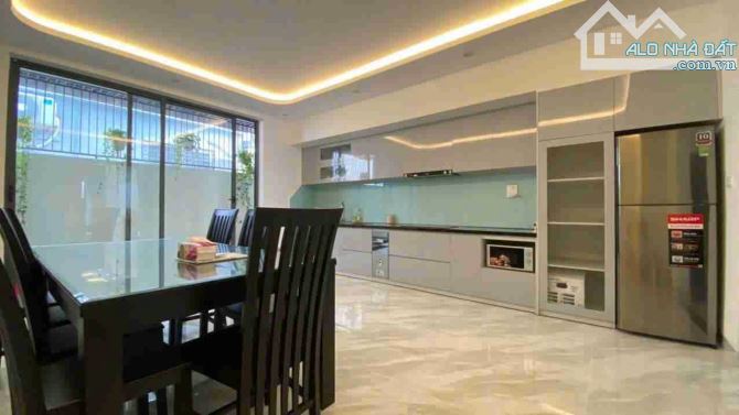 Siêu Phẩm Rẻ Nhất Đường Hồ Nghinh - Nhà 3 Tầng, 121m2, Dòng Tiền 30 Triệu/Th - Chỉ 17.9 Tỷ - 3