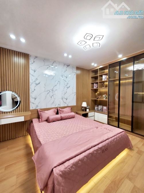 BÁN GẤP NHÀ HOÀNG NHƯ TIẾP-LONG BIÊN 30.8m2 , 3 PN ,Ô TÔ ĐỖ CỬA ,GIÁ 5.x tỷ có TL - 3