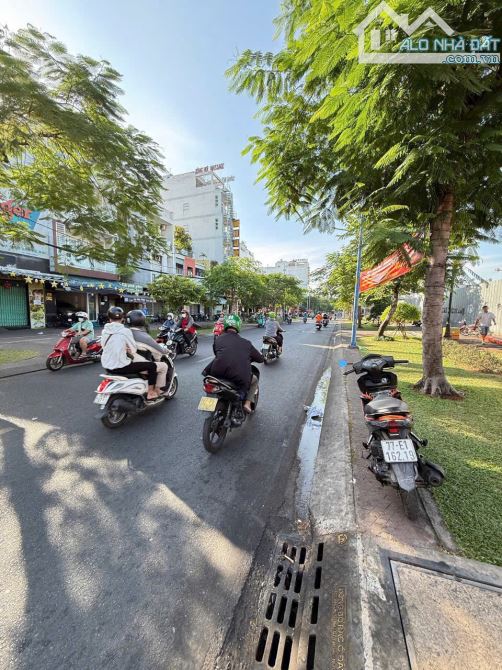 Bán nhà Đồng Đen - Bàu Cát, Tân Bình đoạn đẹp nhất đối diện TT Thương Mại lớn. Giá 165tr/m - 3