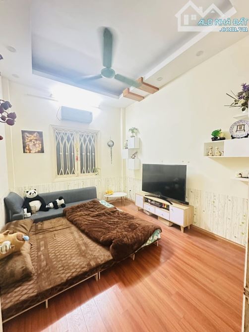 Bán Nhà 4 Tầng lô góc, Vừa Ở Vừa Kinh Doanh Phố Thái Thịnh- Đống Đa. 40m2- MT:5,8m - 4