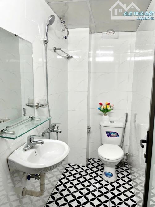 BÁN GẤP NHÀ HOÀNG NHƯ TIẾP-LONG BIÊN 30.8m2 , 3 PN ,Ô TÔ ĐỖ CỬA ,GIÁ 5.x tỷ có TL - 5