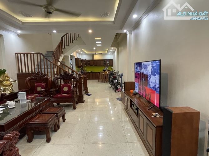Nhà 5 tầng Dân xây Giang Biên, ô chờ thang máy, ô tô tránh, gần hồ, 90m, MT 5m, nhỉnh 15tỷ