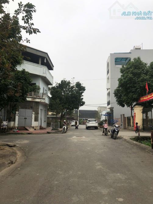 Bán Đất Đông Dư Viu Hồ  - Đường Rộng 10m Vỉa hè  - Ngay Cạnh Trường Học - giá 8.4  tỷ