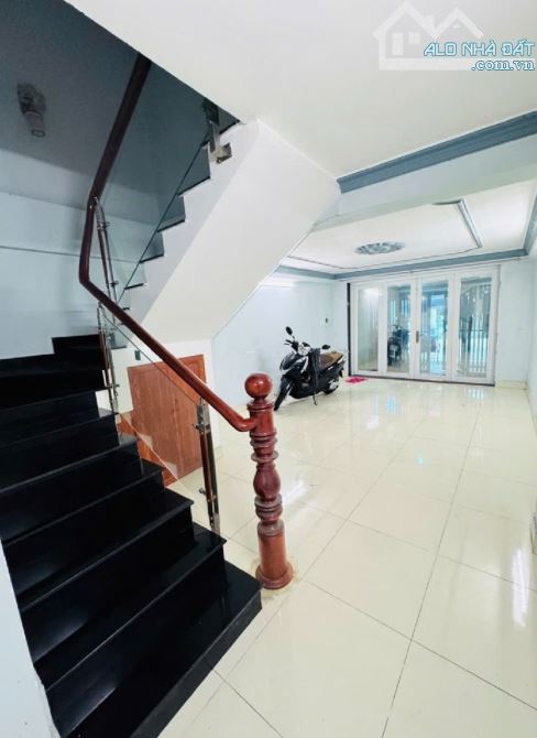 QUẬN 8-MẶT TIỀN CHỢ PHÚ ĐỊNH SẦM UẤT-ĐƯỜNG 10M-KINH DOANH ĐA NGÀNH-NHỈNH 6 TỶ.