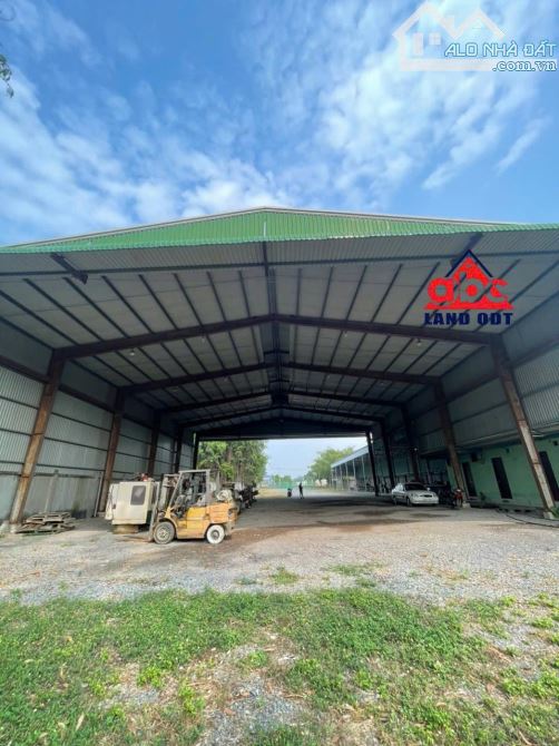 XT102 cho thuê kho mặt tiền kinh doanh. Thuận lợi Showroom