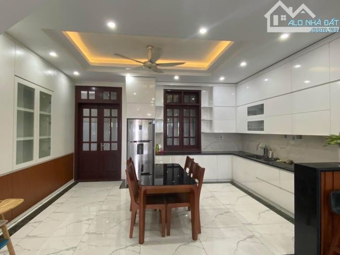 Ngọc Khánh nhà đẹp vuông vắn 70m2x4T ngõ to oto đỗ cửa MT4m rộng thoáng, full ĐH 16tr