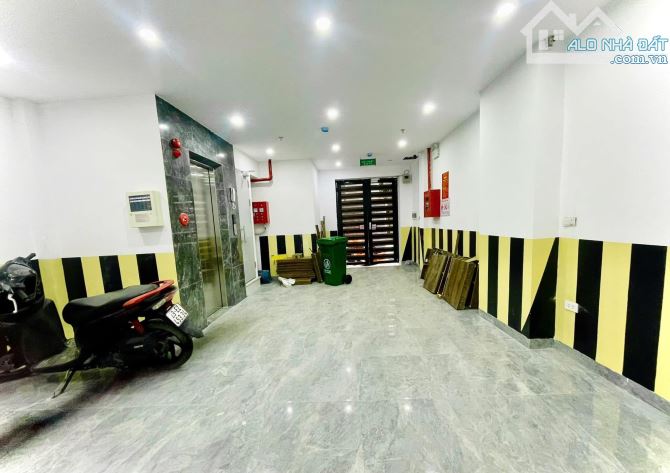 Bán toà nhà CHDV 50m 7T thang máy phố Xã Đàn căn góc 12p khép kín
