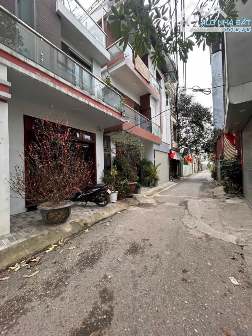 đất Giang Biên 30m2, ô tô tải vào tận nơi, hàng xóm biệt thự, giá 3.5 tỷ