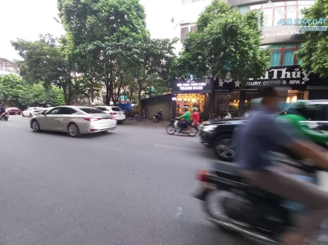 Bán nhà MP Nguyễn Thị Định, 180m2, MT 11m, 65 tỷ, xây Building quá tuyệt vời