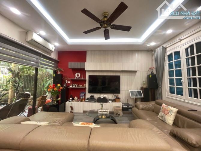 Biệt thự sân vườn Ngọc Thuỵ (trong đê) dt 430m2. Mặt tiền 11m. Giá đầu tư - 10