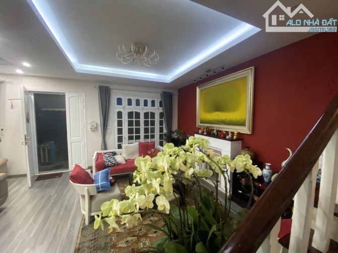 Biệt thự sân vườn Ngọc Thuỵ (trong đê) dt 430m2. Mặt tiền 11m. Giá đầu tư - 11