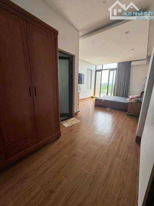 Siêu phẩm Biệt thự view Sông - Hướng Đông Nam - Full nội thất, có sẵn thang máy - 2x tỷ - 1