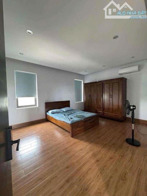 Siêu phẩm Biệt thự view Sông - Hướng Đông Nam - Full nội thất, có sẵn thang máy - 2x tỷ - 2