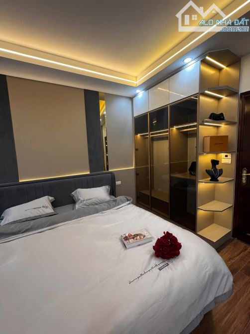 Bán Nhà Mặt Phố Phố Xuân La 90m 5T MT5m Giá 24,8 tỷ - 2