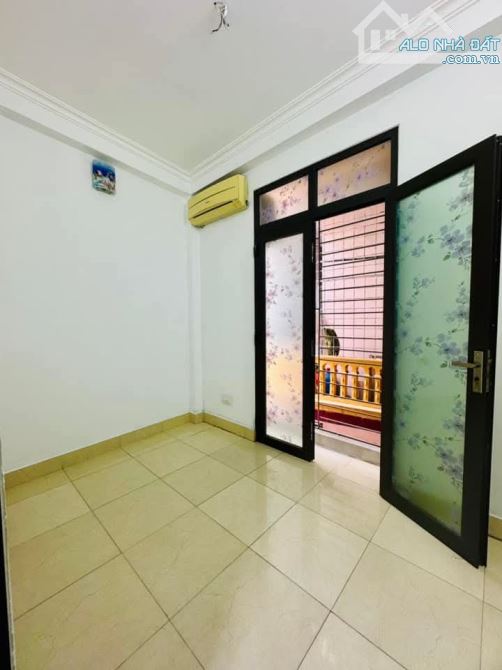 Ngộp Bank.Chủ giảm nửa tỷ còn hơn 6 tỷ nhà 30m,5 tầng.Mặt tiền quá rộng 7.3m.  Ngõ thông r - 3