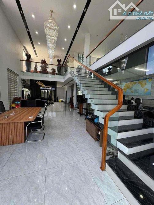 Siêu phẩm Biệt thự view Sông - Hướng Đông Nam - Full nội thất, có sẵn thang máy - 2x tỷ - 4