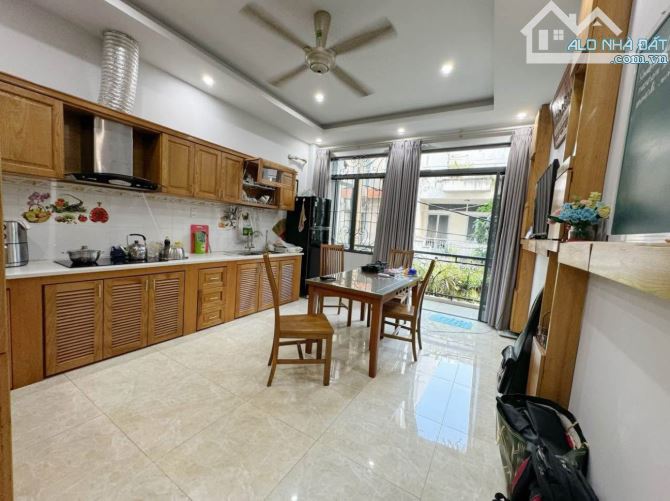 Cô Hằng bán lổ nhà đường Phùng Hưng, Quận 5. Giá 4,5 tỷ/ 4,5x14m - Nội thất gỗ âm tường - 4