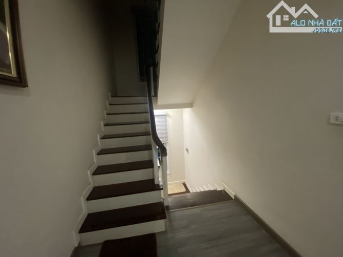 Biệt thự sân vườn Ngọc Thuỵ (trong đê) dt 430m2. Mặt tiền 11m. Giá đầu tư - 6